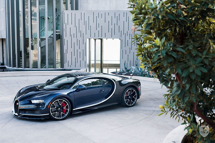 Hiện tại còn rất nhiều khách hàng của hãng siêu xe Bugatti đang chờ đợi để được cầm lấy chìa khoá của chiếc Chiron. Điều này cũng có nghĩa là nhà máy của Bugatti sẽ phải bận rộn trong vòng ba năm tới để sản xuất làm sao cho đủ số lượng xe giao đến tay khách hàng.