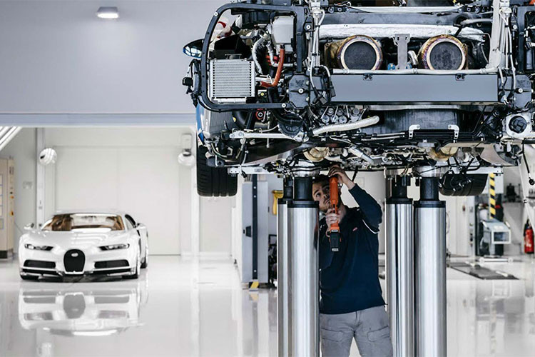 Bugatti Chiron lần đầu tiên ra mắt thế giới tại triển lãm Geneva Motor Show 2016 với mức giá 2,7 triệu USD. Tháng 12/2017 vừa qua, hãng Bugatti thông báo đã cung cấp 70 chiếc xe trong năm đầu tiên sản xuất Chiron đến tay khách hàng và cho đến nay - năm 2018 là 100 chiếc.