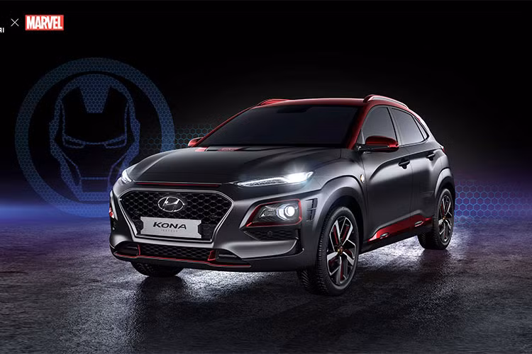  Hyundai Kona Iron man phiên bản đặc biệt được trang bị ngoại hình với màu sơn đặc trưng và các chi tiết ngoại thất mang phong cách giống với bộ giáp của Người Sắt. Xe được giới thiệu tại sự kiện San Diego Comic-Con 2018 (Mỹ) tuần này trong một không gian khá trang trọng.