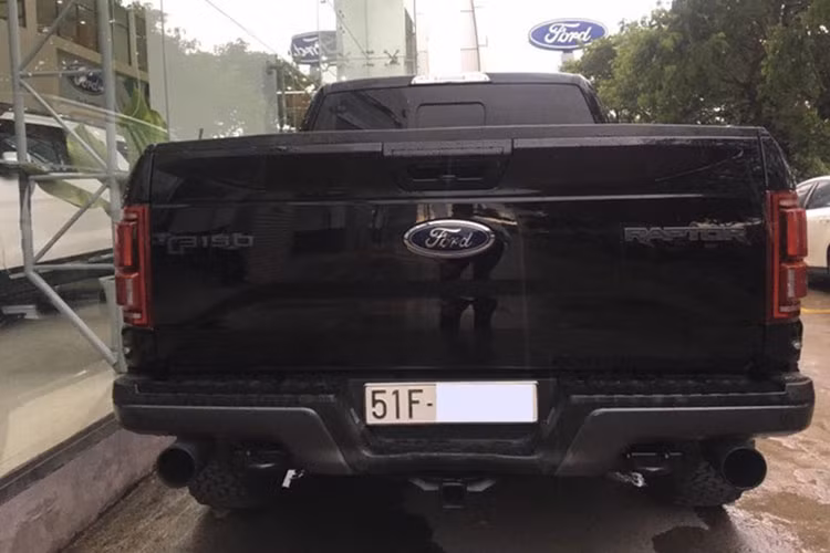 Điểm chú ý trên chiếc Ford F-150 Raptor 2017 thứ 2 tại Việt Nam là đã được chủ nhân "trang điểm" thêm các dãy đèn LED ở hai hốc gió đầu xe. Chi tiết này cũng mang đến sự lạ mắt cho cho mẫu xe bán tải "hàng khủng", cỡ lớn như F-150 Raptor 2017. Ngoài ra với ngoại thất đen kết hợp cùng các chi tiết độ khiến nó cũng "ngầu" hơn rất nhiều.