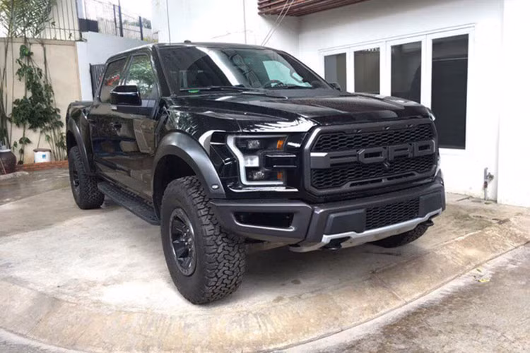 Động cơ của chiếc xe bán tải F-150 Raptor 2017 của thương hiệu Ford thứ hai tại Việt Nam này là máy xăng EcoBoost V6, tăng áp, dung tích 3,5 lít, sản sinh công suất tối đa 450 mã lực và mô-men xoắn cực đại 692 Nm. Sức mạnh được truyền tới cả 4 bánh thông qua hộp số tự động 10 cấp. 