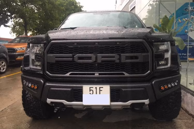 Đây cũng là chiếc xe bán tải "hàng khủng" Ford F-150 Raptor 2017 đầu tiên tại thị trường Việt Nam được cho ra biển trắng. Trước đó, chiếc xe màu xanh dương xuất hiện trên phố cũng như trong sự kiện của câu lạc bộ Pickup Việt Nam (PVC) mới chỉ được chủ nhân cho đeo biển số tạm.
