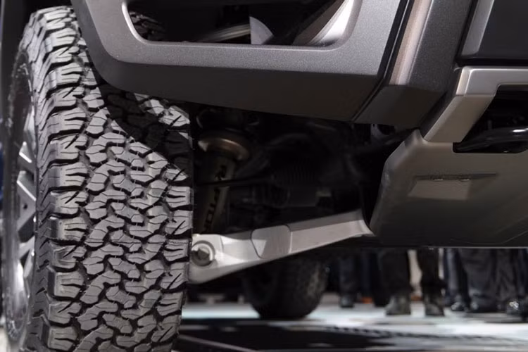 Tương tự như chiếc đầu tiên, chiếc F-150 Raptor 2017 này cũng thuộc phiên bản SuperCrew nên đi kèm 4 cửa và khoang lái đôi. Ngoại hình xe được sơn màu đen bóng toàn thân với điểm nhấn là cản va trước màu bạc. So với F-150 tiêu chuẩn, Ford F-150 Raptor 2017 bản SuperCrew sở hữu chiều dài cơ sở nhỉnh hơn 300 mm, đạt mức 3.680 mm.