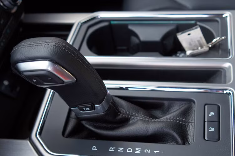 Ngoài ra, chiếc xe bán tải cỡ lớn này còn có thêm những tính năng an toàn tùy chọn như cảnh báo chuyển làn đường, hỗ trợ duy trì làn đường, đèn pha tự điều chỉnh, cảnh báo điểm mù, hỗ trợ lùi xe khi có rơ-moóc phía sau, cần gạt nước cảm biến mưa và hệ thống kiểm soát hành trình...