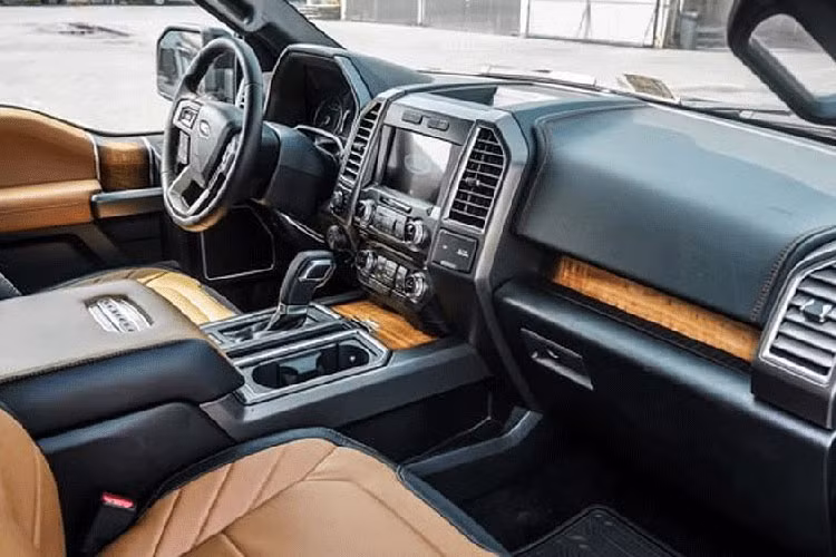 Nội thất bên trong Ford F-150 Raptor 2017 không có nhiều khác biệt so với người anh em Platinum hay Limited từng được đưa về trước đó. Ghế ngồi bọc da được thiết kế với những đường chỉ may tinh tế, xen lẫn nhôm và ốp gỗ cao cấp. Hàng ghế trước chỉnh điện 10 hướng. Khoang sau có không gian siêu rộng thoải mái cho 3 người lớn ngồi cùng lúc.