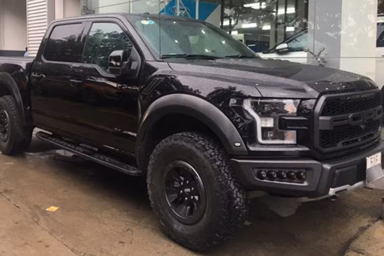 Sau chiếc siêu bán tải Ford F-150 Raptor 2017 màu xanh dương đầu tiên được đưa về nước vào giữa tháng 4/2017, một chiếc khác mang ngoại thất đen bóng toàn thân cũng đã xuất hiện tại thị trường TP HCM và nhanh chóng được chủ nhân cho ra biển trắng. 