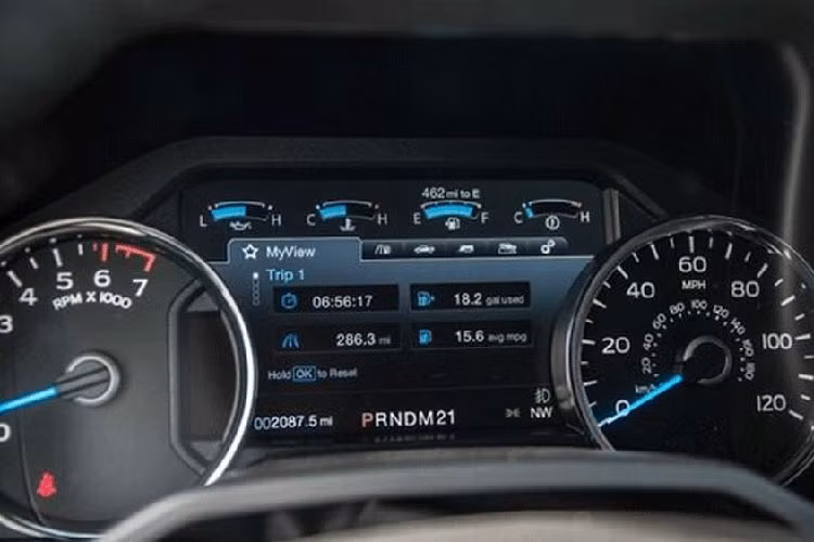 Màn hình giải trí trung tâm kích thước 8 inch tích hợp camera lùi, hệ thống giải trí là loại SYNC 3, dàn âm thanh được cung cấp bởi Sony, hệ thống thông tin giải trí SYNC 3 tích hợp định vị, vi sai trước Torsen chống trượt, camera quan sát 360 độ, gương chiếu hậu tích hợp đèn Led... Bên cạnh đó là ghế lái chỉnh điện 10 hướng có logo F-150 Raptor.