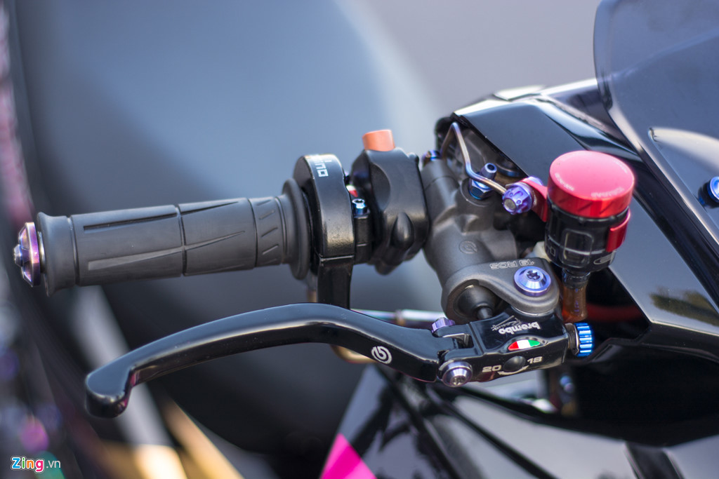 Tay phanh bên phải là loại Brembo RCS19 cao cấp đi kèm với bình dầu Evotech. Để xe có nước ga mượt mà hơn, chủ xe đã trang bị bộ cùm tăng tốc Domino với hai ống ga làm bằng vật liệu titanium .
