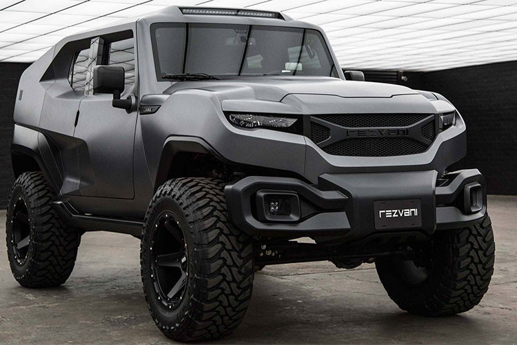 Theo đó, phần thân vỏ bên ngoài của chiếc Rezvani Tank hàng khủng này đều được bọc thép để chống lại sự tấn công của những loại vũ khí tự động.