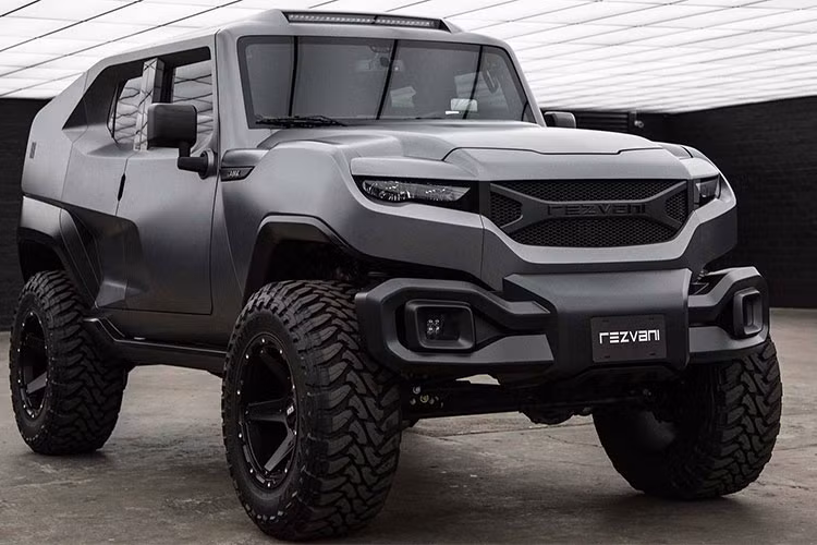 Theo đó, phần thân vỏ bên ngoài của chiếc Rezvani Tank hàng khủng này đều được bọc thép để chống lại sự tấn công của những loại vũ khí tự động.