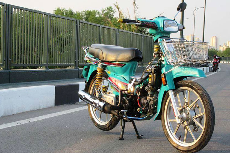 Theo chia sẻ của người thực hiện bản độ, mục đích của chủ nhân muốn tạo nên sự khác biệt và phá cách cho chiếc xe số phổ thông phong cách vốn nhẹ nhàng, thích hợp sử dụng với nhiều độ tuổi khác nhau. Dự đoán bản độ Honda Dream kiểng này lên đến hàng chục triệu đồng.