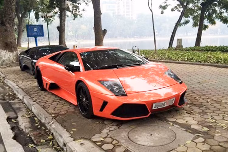 Siêu bò LP640-4 còn nổi tiếng bởi mức tiêu thụ nhiên liệu thuộc dạng “khủng”, khoảng 29 lít/100 km trong thành phố và 18 lít/100 km trên xa lộ. Mặc dù đã là "siêu bò" đời cũ, nhưng mỗi khi xuất hiện nó cũng gây ấn tượng mạnh với giới yêu xe. Tại thị trường Việt Nam hiện này, mẫu siêu xe đời cũ này có giá khoảng vài tỷ đồng, tuỳ theo tình trạng xe.