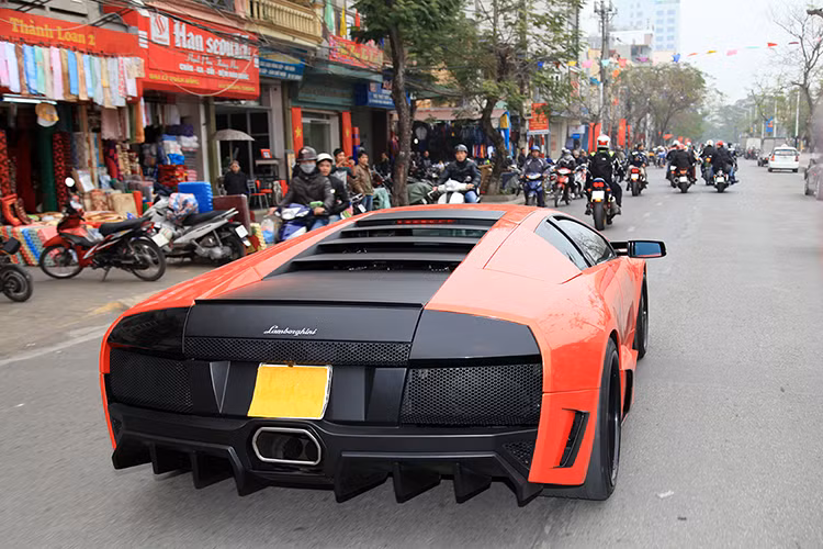 Được biết, siêu xe này đã trải qua nhiều đời chủ, cứ mỗi lần tìm thấy chủ nhân mới, siêu xe này lại được đổi màu sơn. Các màu sắc siêu xe này từng trải bao gồm như cam rực nguyên bản khi về nước, đỏ, trắng và cuối cùng là màu cam-đen khi thuộc sở hữu của một người chơi xe tại Hà Nội.