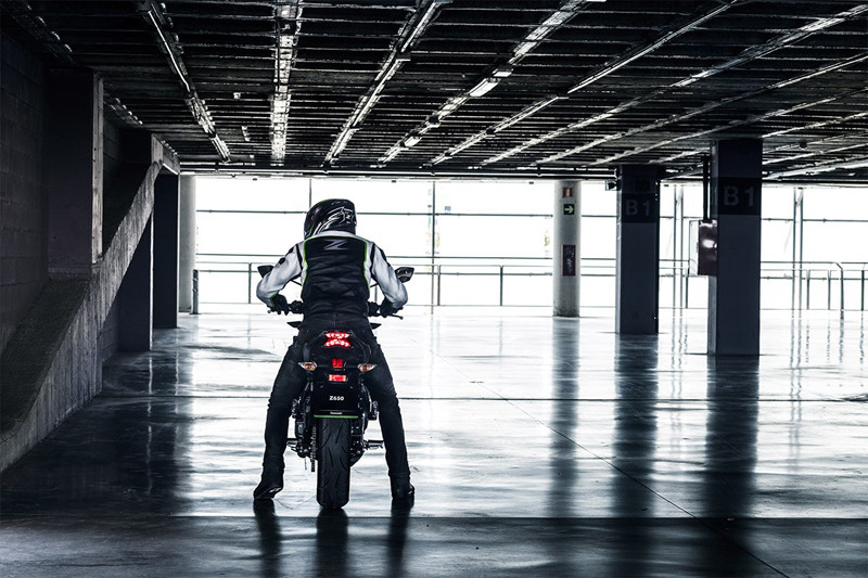 Mẫu xe naked-bike Kawasaki Z650 tầm trung của thương hiệu Nhật Bản được đánh giá dễ sử dụng nhất bởi dáng lái dễ điều khiển, xe mang thân hình gọn gàng cùng cỗ máy mạnh mẽ, đủ dùng.