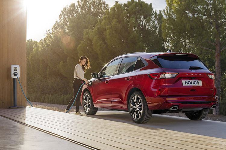 Như trước đây, dòng sản phẩm Ford Kuga mới sẽ chào bán cả phiên bản trang trí thể thao hơn mang tên ST-Line và phiên bản sang trọng có tên Vignale, cũng như bản Titanium và bản tiêu chuẩn Trend. 