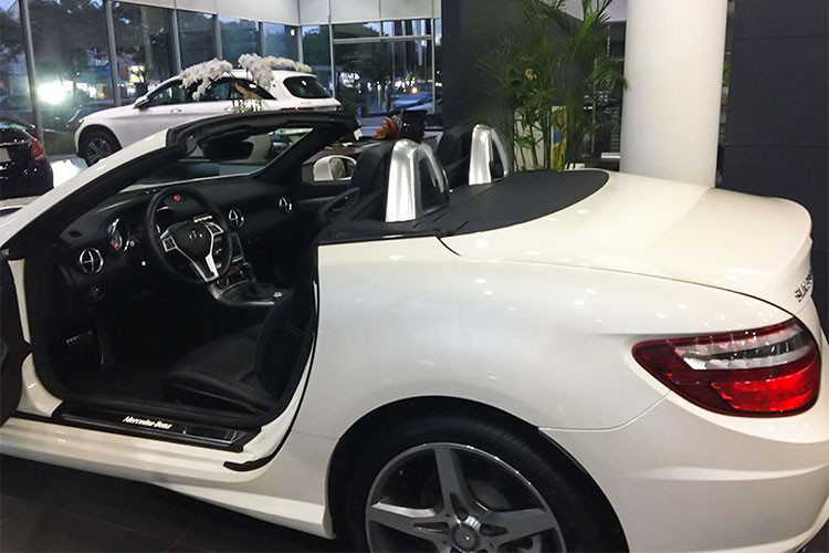 Thiết kế nội thất của SLK 350 thừa hưởng phong cách hiện nay của Mercedes-Benz đó là hòa trộn giữa nét cổ điển và hiện đại. Bộ ghế thể thao được bọc da sành điệu và tương phản hoàn toàn với gam màu sáng của xe cùng các chi tiết kim loại tạo vẻ sang trọng cho khoang xe.