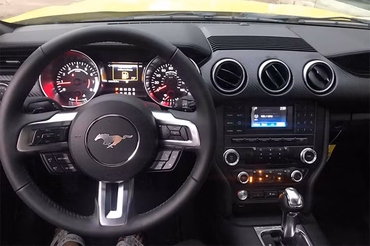 Trên thế hệ mới này, Ford Mustang phiên bản 2018 có bảng táp-lô được thiết kế lại hoàn toàn đơn giản thể thao và cho cảm giác mềm mại, cao cấp hơn với những chi tiết làm bằng nhôm như cửa gió, lẫy mở cửa...