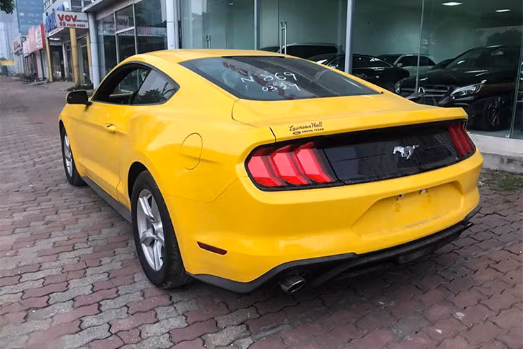 Ford Mustang là dòng xe thể thao bán chạy nhất thế giới, tại quê nhà Mỹ. Phiên bản Ford Mustang 2018 hiện có giá bán khởi điểm từ 25.680 USD (khoảng 585 triệu đồng) tại thị trường quê nhà. Được biết, Ford Mustang 2.3L 2018 có giá chào bán hơn 2 tỷ đồng tại Việt Nam.
