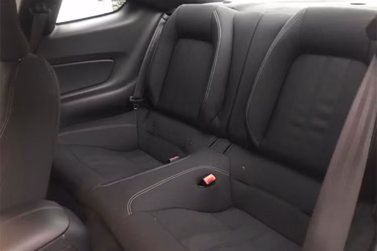 Ford Mustang có thiết kế 2 + 2 chỗ ngồi nhưng khá chật chội. Phía sau chỉ dành cho trẻ em hoặc để các đồ vật cần thiết cho người sử dụng. Mặc dù là một mẫu xe thể thao cơ bắp nhưng thể tích khoang hành lý của mẫu xe này cũng đạt tới 382 lít.