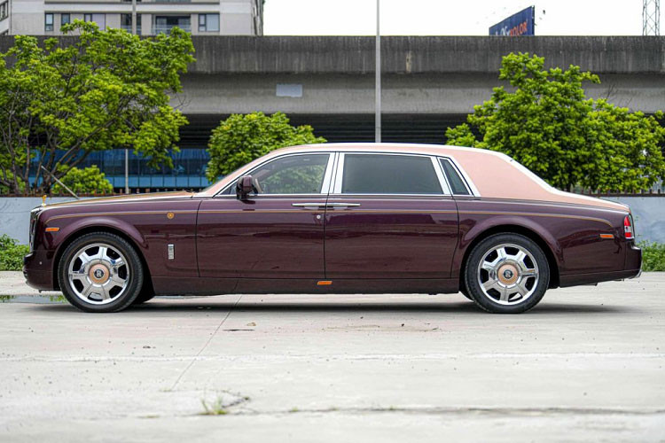 Được biết, showroom này cũng chính là đơn vị được phía ngân hàng OCB nhờ giữ giúp chiếc xe Rolls-Royce Phantom Lửa thiêng để khách tham gia đấu giá có thể sang ngắm. Và cơ may làm sao, ngoài chiếc Rolls-Royce Phantom Sacred Fire độc nhất vô nhị, showroom còn chốt đơn, đấu giá thành công luôn xe Rolls-Royce Ghost mạ vàng từng của Trịnh Văn Quyết mà không ai hay biết.