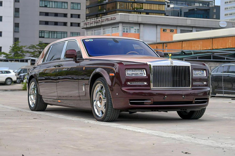 Vào tháng 11/2022, thông tin ngân hàng OCB thanh lý Rolls-Royce Phantom Lửa thiêng của Trịnh Văn Quyết đã thu hút sự quan tâm của giới mê xe, đây là chiếc xe độc phẩm trên thế giới này được mang ra đấu giá lần đầu tiên khởi điểm 28,025 tỷ đồng, nhưng không có ai tham dự. Sau 7 lần đấu giá với giá khởi điểm hạ xuống chỉ còn từ 16,6 tỷ đồng, chiếc xe siêu sang Rolls-Royce Phantom Sacred Fire đã tìm thấy người mua, đó là 1 showroom chuyên mua bán xe sang ở Hà Nội.