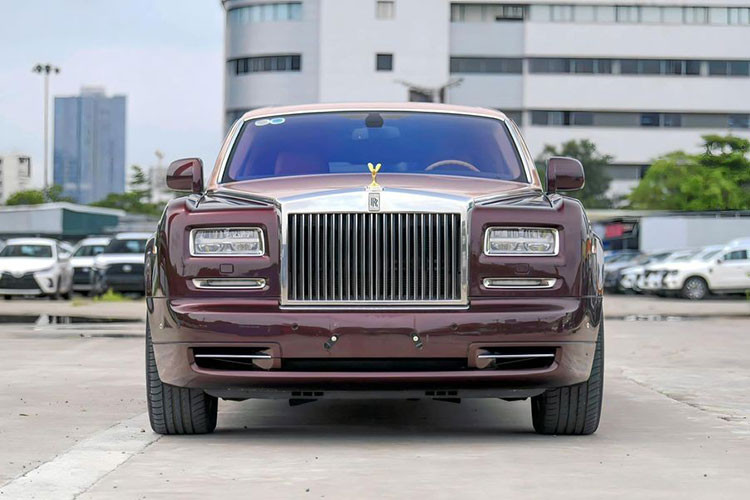 Tùy chọn tiếp theo mà ông Trịnh Văn Quyết chọn cho khoang lái xe Rolls-Royce Phantom Sacred Fire chính là vách ngăn riêng tư giữa tài xế và chủ nhân, chi tiết này được làm từ kính, có thể cảm thấy rất ưng ý với khoang lái VIP của xe Maybach 62S mà mình sở hữu nên Chủ tịch FLC đã yêu cầu hãng xe Rolls-Royce đưa chi tiết này vào trong xe Rolls-Royce Phantom Lửa thiêng.