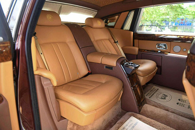 Trên Rolls-Royce Phantom Lửa thiêng là chi tiết hình trống đồng Đông Sơn cùng với hình ảnh 18 con hạc, tượng trưng cho 18 đời Vua Hùng tại Việt Nam. Trong quá trình lên ý tưởng, hình chim Lạc đã được chỉnh sửa xoay thuận chiều kim đồng hồ thay vì ngược chiều như nguyên bản thường thấy trên trống đồng Đông Sơn. Chi tiết này được nghệ nhân của hãng xe Rolls-Royce vẽ bằng tay. 
