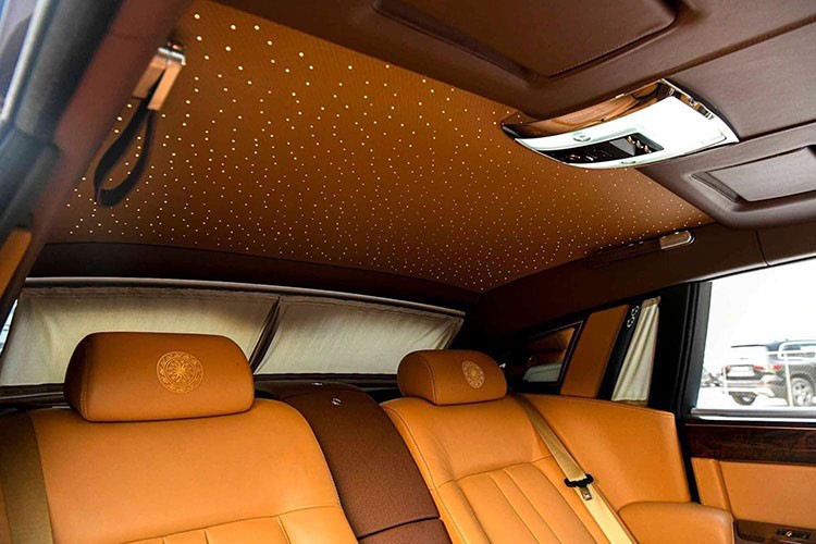 Ngoài ra, điểm nhấn ở bên ngoài chiếc xe Rolls-Royce Phantom Sacred Fire còn có ngoại thất được sơn 2 màu là đỏ Madeira và nửa trên được hoàn thành với tông vàng Sunrise. Màu sắc này là đặc trưng cho một số xe Rolls-Royce Phantom được cá nhân hóa trước đó. Cuối cùng chính là việc phủ lên logo Spirit of Ecstasy lớp mạ vàng bắt mắt.