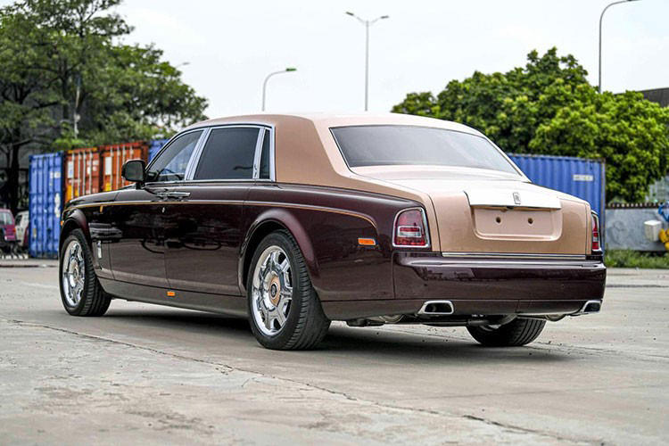 Sau khi bán được chiếc Rolls-Royce Ghost mạ vàng cho 1 khách hàng kín tiếng, showroom này đang tìm khách cho xe siêu sang Rolls-Royce Phantom Sacred Fire, sau 3 tháng mua lại từ ngân hàng OCB, thậm chí, đơn vị bán xe còn bấm biển mới, để mang vận may mới cho độc phẩm Rolls-Royce Phantom Lửa thiêng có 1 không 2 trên toàn cầu.