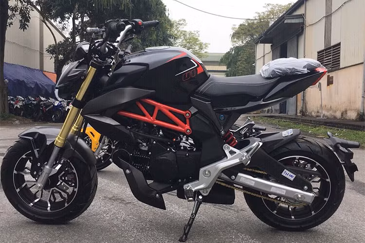 Đây không phải lần đầu tiên các dòng xe "nhái" theo thương hiệu môtô đình đám trên thế giới như MV Agusta xuất hiện tại Việt Nam. Các mẫu xe "nhái" này chủ yếu có xuất xứ từ Trung Quốc thiết kế tương tự các thương hiệu nổi tiếng như Ducati, Honda, Yamaha, Kawasaki... với giá bán rẻ hơn rất nhiều so với xe xịn.