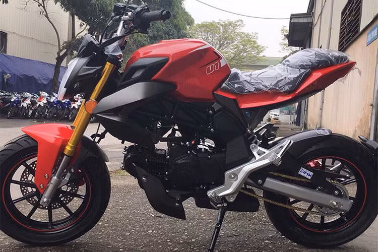 Mẫu xe côn tay Andean Ad 125 mới tại Việt Nam có ngoại hình tương đồng với MV Agusta Brutale 800. Tuy nhiên một đặc điểm khác biệt lớn nằm ở động cơ của máy, trên phiên bản Agusta Dragster nhái này đã được thu nhỏ lại thành minibike với động cơ chỉ 150cc. 