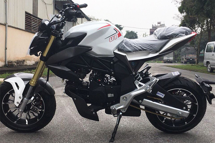 Hiện tại trên thị trường xe máy Việt Nam thường xuyên xuất hiện những cửa hàng bán ra những mẫu xe Trung Quốc nhái các thương hiệu nổi tiếng với giá siêu rẻ, chỉ khoảng vài chục triệu đồng nhưng chất lượng vẫn là một dấu? Chiếc xe máy côn tay Andean Ad 125 trong bài viết này hiện cũng đang được nhà phân phối chào bán chỉ 36 triệu đồng.