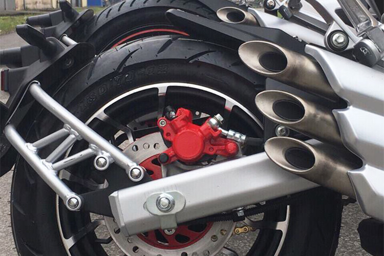 Tất cả các phiên bản này vẫn có phuộc trước Upside Down sơn màu đồng, giảm sóc sau dạng đơn monoshock. Tuy nhiên, gắp sau của xe thiết kế khá hời hợt dạng đôi - khác với xe xịn dạng gắp đơn. Lực hãm của khối động cơ trên là phanh đĩa cho cả 2 bánh. Bình xăng có dung tích 12 lít.