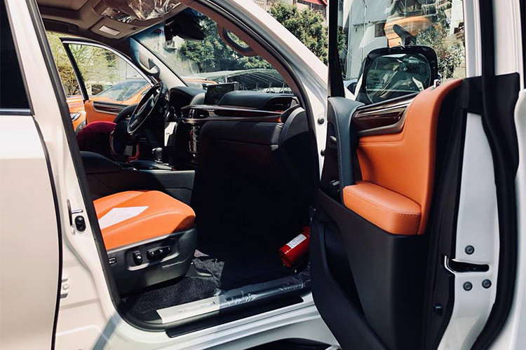 Không được nâng cấp nhiều như kiểu dáng, nội thất của Lexus LX570 Super Sport 2018 ít thay đổi, chỉ có bộ ghế bọc da nâu kết hợp với các miếng ốp khoang xe nâu - đen và bộ pedal thể thao bằng nhôm mới. 