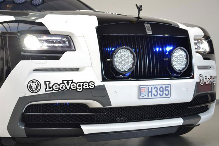 Trên chiếc siêu xe sang Anh quốc mang kiểu dáng độ "độ, lạ" này, phần đèn xe được tích hợp ngay trên lưới tản nhiệt mô phỏng đền thờ Partheon danh tiếng nhưng không được mạ crôm sáng bóng mà sơn màu đen sần.