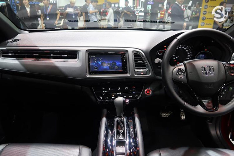 Bên trong nội thất, chiếc SUV cỡ nhỏ HR-V sở hữu các chi tiết được "bê nguyên" từ Fit sang. Tuy nhiên chiếc xe sử dụng ghế thể thao hơn cùng các lựa chọn màu nội thất cá tính là bạc-đen hoặc cam-đen. Các phiên bản cao cấp sẽ được trang bị hệ thống thông tin giải trí với màn hình 7 inch cảm ứng và kết nối smartphone trên bảng táp-lô.