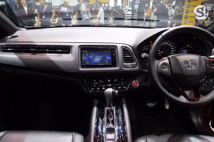 Bên trong nội thất, chiếc SUV cỡ nhỏ HR-V sở hữu các chi tiết được "bê nguyên" từ Fit sang. Tuy nhiên chiếc xe sử dụng ghế thể thao hơn cùng các lựa chọn màu nội thất cá tính là bạc-đen hoặc cam-đen. Các phiên bản cao cấp sẽ được trang bị hệ thống thông tin giải trí với màn hình 7 inch cảm ứng và kết nối smartphone trên bảng táp-lô.