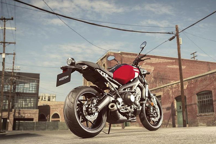 Đồng hồ của xe cũng có hình dạng tròn cổ điển nhưng bên trong là màn hình LCD kỹ thuật số hiển thị nhiều thông tin của xe. Ngoài ra, nếu sở hữu mẫu xe này, người dùng cũng có thể tuỳ biến nó với nhiều phụ kiện...