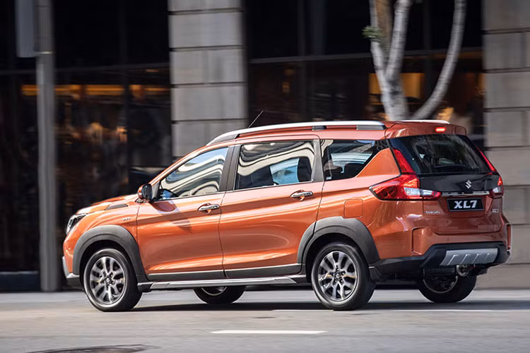 Tổng ưu đãi cao nhất lên tới 55 triệu đồng, mức giảm này kéo giá xe Suzuki XL7 về mức 535 triệu đồng, rẻ hơn rất nhiều so với giá niêm yết 590 triệu đồng tại website của hãng. Sau khi trừ ưu đãi, Suzuki XL7 đang có lợi thế cạnh tranh với "đối thủ" Xpander bởi rẻ hơn tới 100 triệu đồng - mẫu xe được đánh giá bán chạy nhất trong phân khúc.