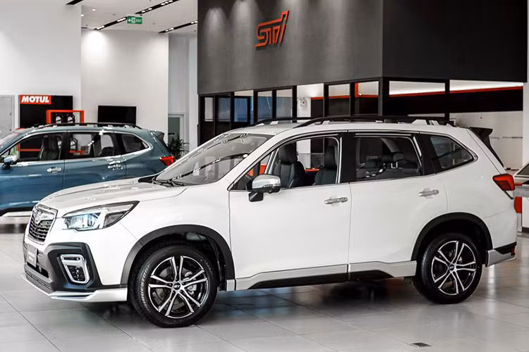 Trong khi đó, phiên bản Forester i-S EyeSight có thêm màn hình, gập gương tự động và khóa cửa thông minh. Sau giảm giá, giá xe Subaru Forester còn từ 899 triệu - 1,144 tỷ đồng giúp mẫu xe dễ dàng tiếp cận với khách hàng hơn.