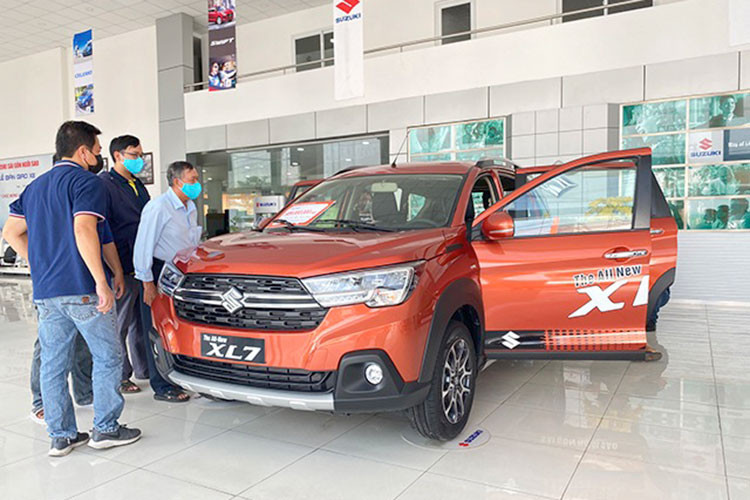 Để kích cầu cải thiện doanh số nhiều đại lý Suzuki đang đồng loạt giảm giá sâu cho mẫu xe XL7 mới. Cụ thể, XL7 đang được giảm giá 50 triệu đồng tiền mặt, cùng với đó khách hàng sẽ nhận được gói khuyến mại phụ kiện trị giá 10 triệu đồng ( dán kính, thảm sàn, cam hành trình…). Tuy nhiên, nếu không nhận gói phụ kiện khách hàng có thể quy đổi sang tiền mặt với trị giá 5 triệu đồng.