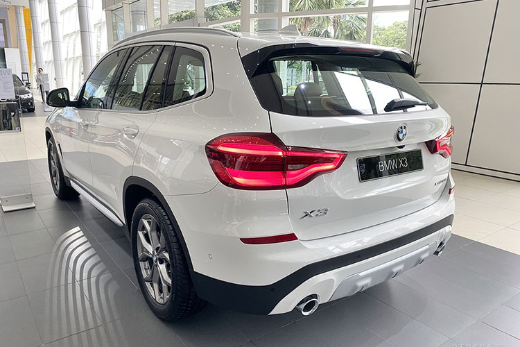 Tuy nhiên, theo tìm hiểu, hiện chỉ có một phiên bản BMW X3 xDrive20i tiêu chuẩn được giảm 170 triệu đồng do 2 phiên bản còn lại được cho là đã hết hàng. Giá sau giảm còn 2,129 tỷ đồng, nhỉnh hơn một so với đối thủ GLC 200 4Matic, giúp tăng khả năng cạnh tranh hơn so với trước.