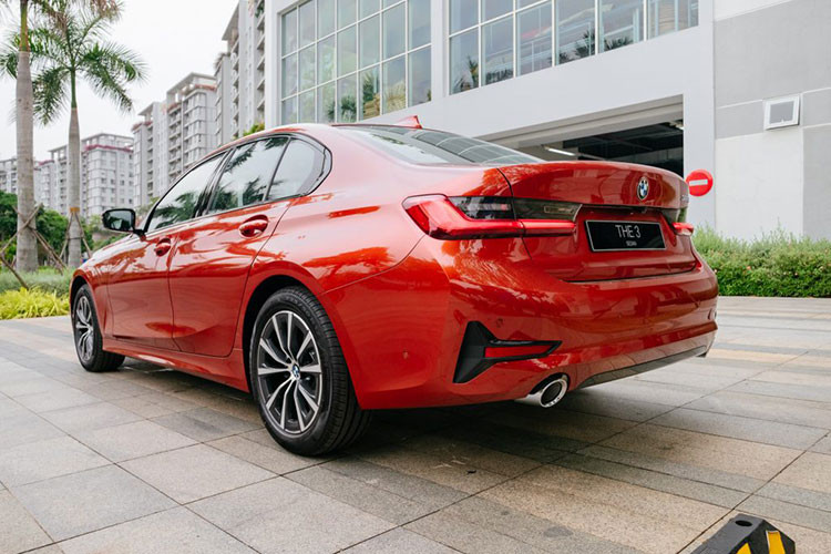 Cụ thể, phiên bản BMW 320i Sport Line tiêu chuẩn giảm 220 triệu đồng so với giá niêm yết, giá sau giảm còn 1,679 tỷ đồng. Phiên bản 320i Sport Line Plus giảm nhiều nhất là 222 triệu đồng so với giá niêm yết, giá bán còn 1,957 tỷ đồng. Riêng bản 330i M Sport vẫn giảm 130 triệu đồng như đợt trước, hiện có giá là 2,379 tỷ đồng.