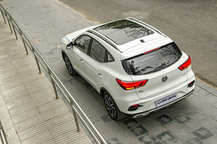 Ngoài ra, tùy từng đại lý, khách hàng có thể thoả thuận để quy đổi quà tặng phụ kiện và bảo hiểm thân vỏ sang tiền mặt, đưa tổng mức giảm giá tăng thêm từ 10-15 triệu đồng, tuỳ từng phiên bản. Sau giảm, giá xe MG ZS còn từ 504 - 594 triệu đồng, là mẫu SUV đô thị có giá thấp nhất so với các đối thủ như: Kia Seltos, Hyundai Kona, Toyota Corolla Cross.