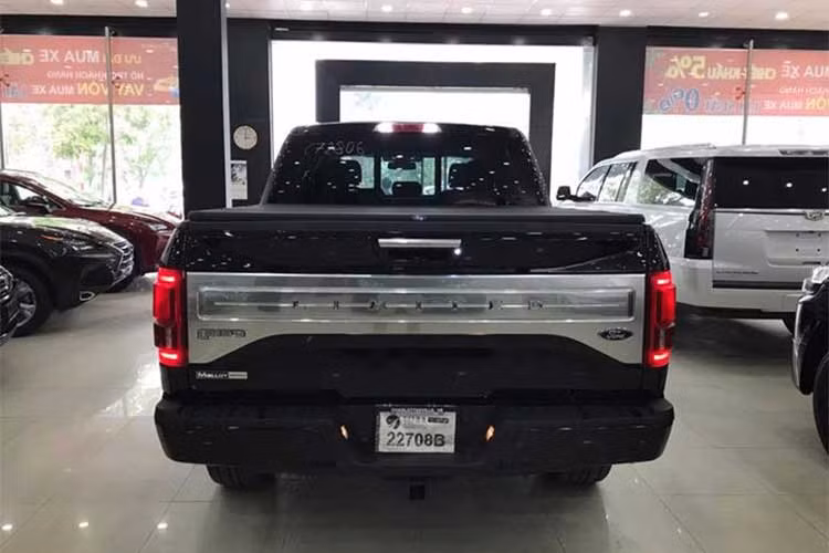 Chiếc F-150 trong bài nổi bật với tấm ốp crôm loại lớn cả ở cản trước và cửa thùng sau, in dòng chữ "Limited". F-150 có thiết kế đầu xe đầy khỏe khoắn, nam tính. Tuy nhiên, mẫu xe này không vì vậy thô kệch khi được kết hợp cùng các chi tiết chrome ở lưới tản nhiệt và cản trước.