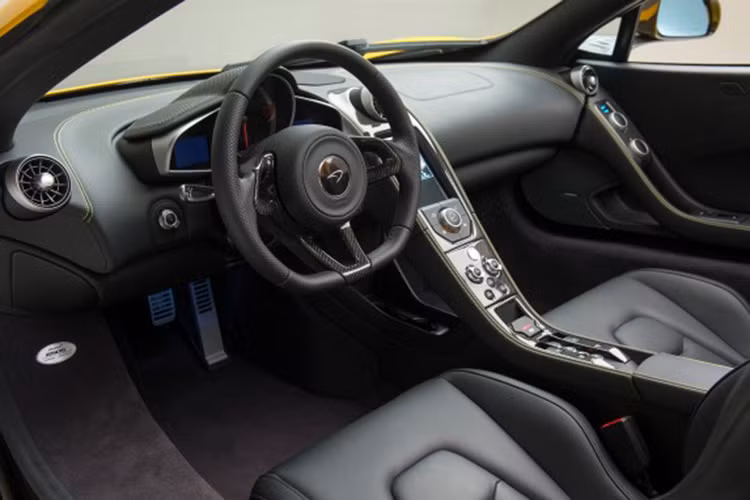 McLaren cũng công bố gói nâng cấp Enhanced Technology cho mẫu McLaren 2016 650S. Gói độ này bao gồm hệ thống treo mới cho trục phía trước, cảm biến hỗ trợ đỗ xe, camera sau và ghế lái điều chỉnh điện... 