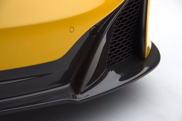 Cản trước với hai hốc hút gió dạng lưới mắt cáo hai bên, đi kèm với đó là sợi các bon siêu bền được làm nên bộ cản siêu độc đáo này.