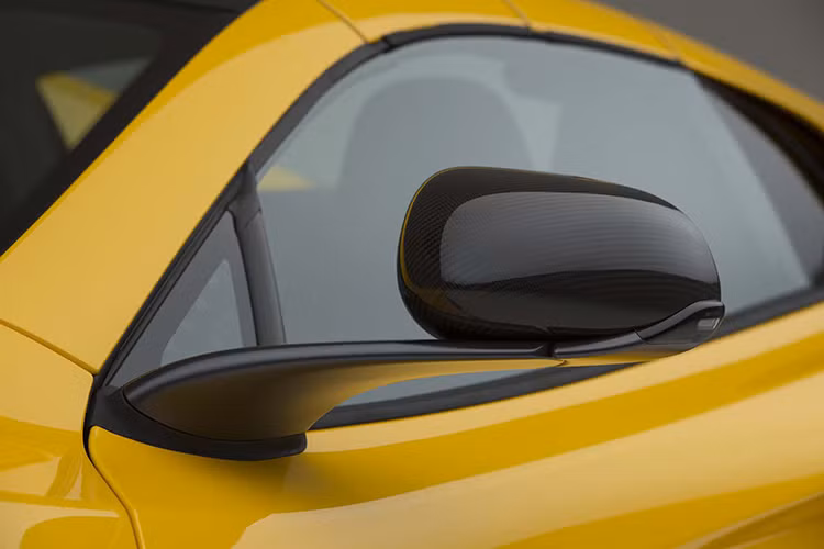 Gương xe được thiết kế không giống như những loại gương xe khác, nó dài và có thể gập vào bên trong. Được thiết kế bằng loại sợi các bon sần, nó hiện lên khá nổi bật trước màu vàng thân xe.
