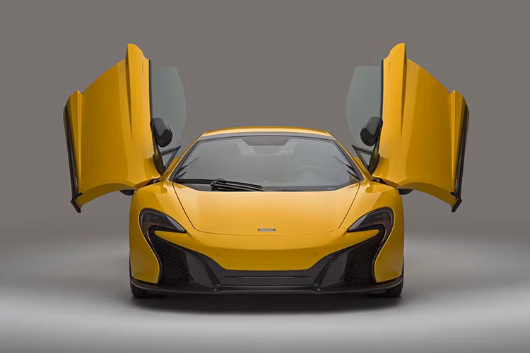 McLaren 650S 2016 sở hữu cản trước và hốc hút gió, cản sau, kính chiếu hậu và hốc hút gió bên đều được làm lại từ vật liệu sợi carbon và trang bị cho phiên bản tiêu chuẩn nhất.