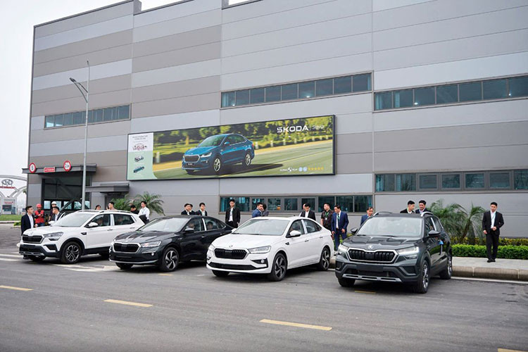  Skoda Slavia 2025 mới hứa hẹn sẽ tạo áp lực không nhỏ lên các đối thủ sừng sỏ như Toyota Vios, Hyundai Accent hay Honda City nhờ loạt trang bị tiện nghi hiện đại và thiết kế đậm chất châu Âu. Theo thông tin từ một số đại lý, Skoda Slavia hiện đã bắt đầu nhận đặt cọc sớm, dù chưa có xác nhận chính thức từ Skoda Việt Nam.